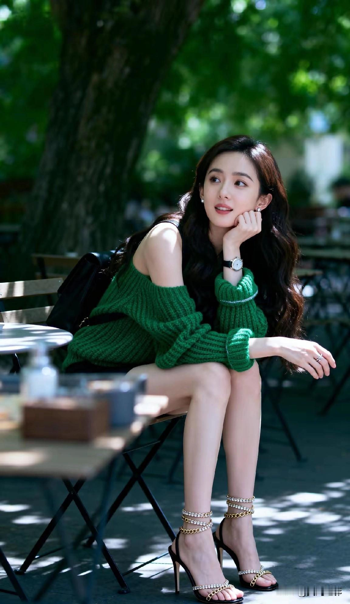 光之影&AI阳光下的绿意少女，慵懒与优雅并存。自然清新美少女阳光白裙少女