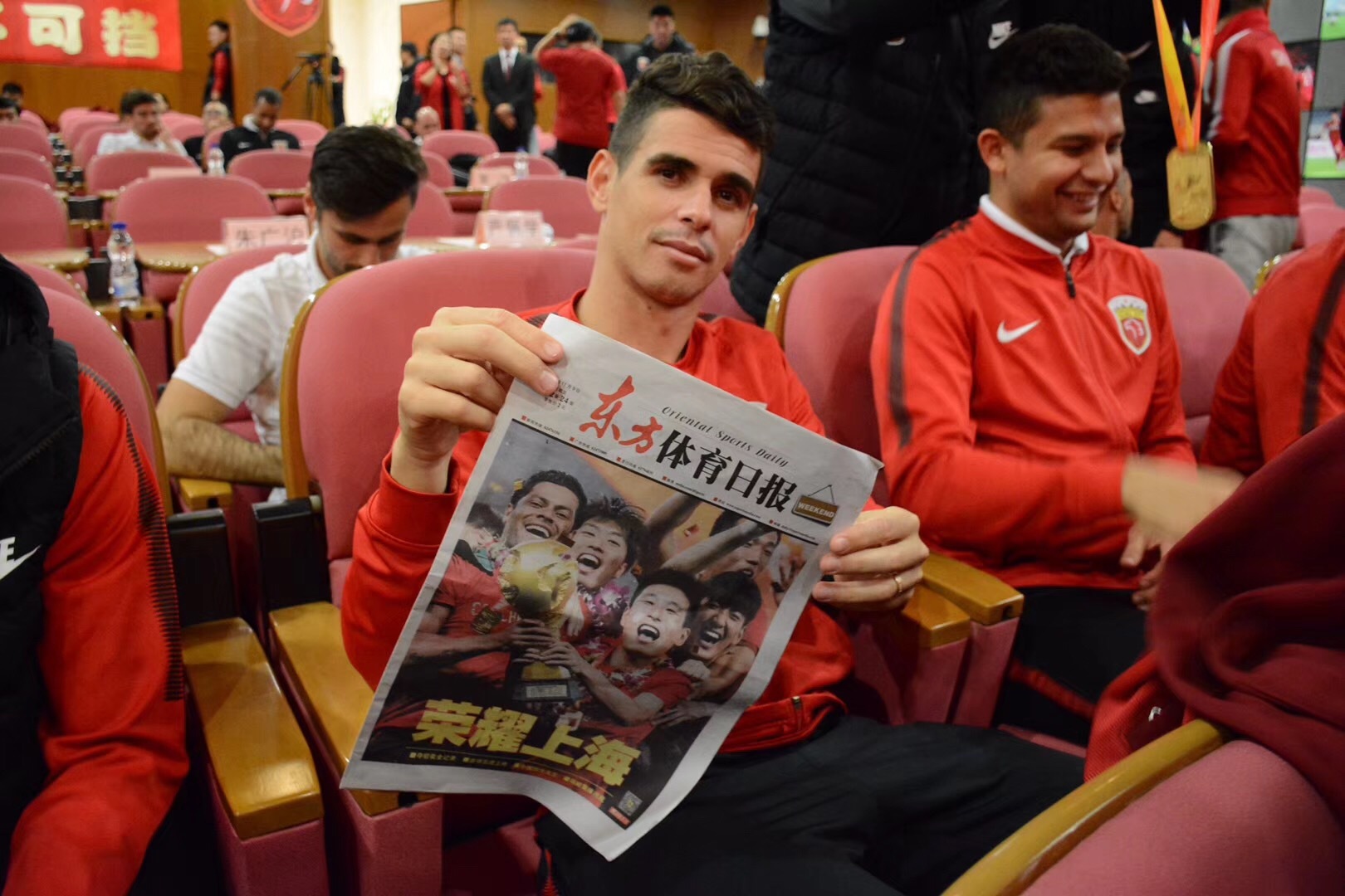 当海港与云南玉昆的比赛进行到下半场中段，一位看台上的球迷大喊一声：“奥斯卡退役了