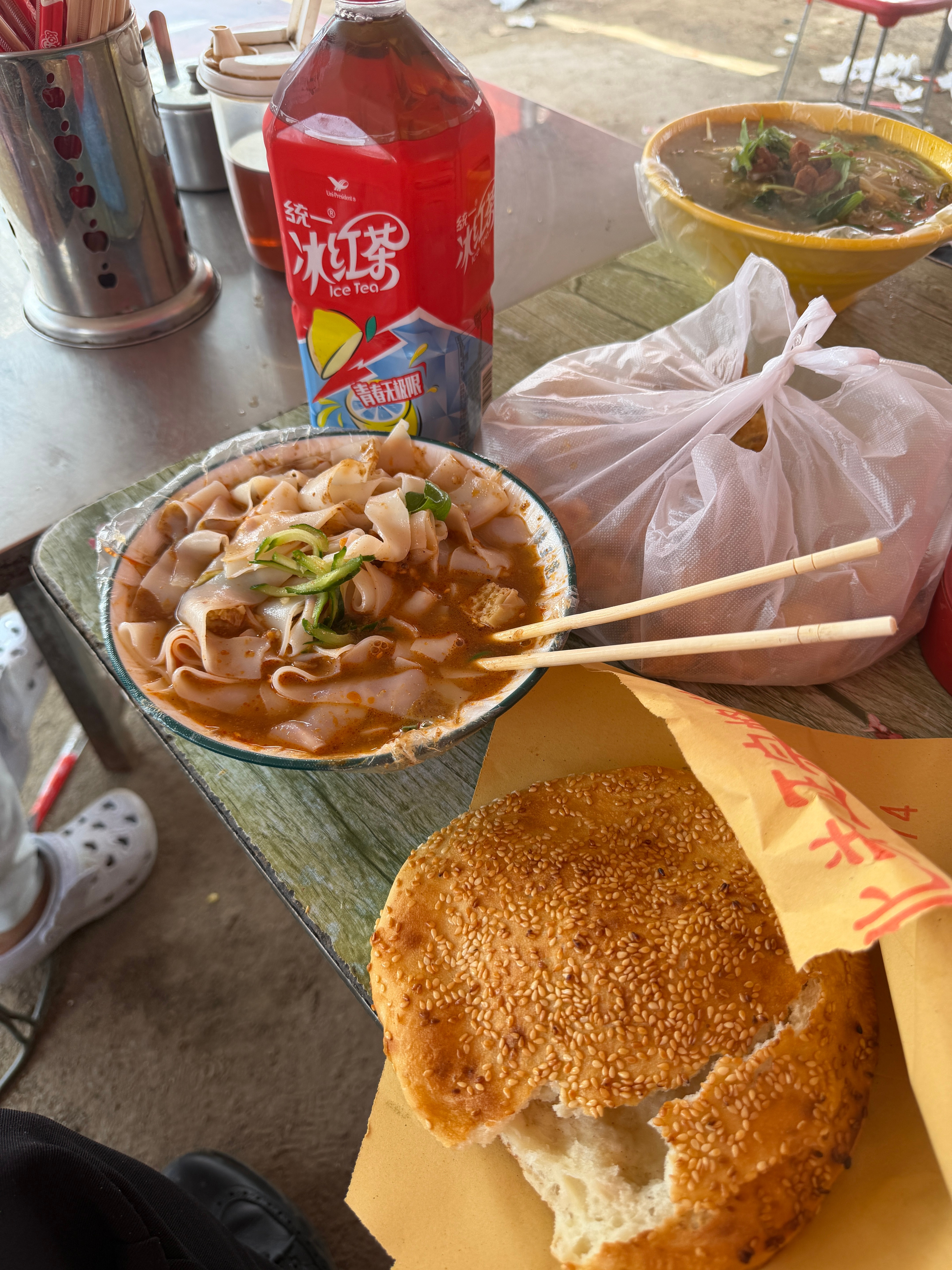 凉皮5元，烧饼2元，简简单单又是一餐​​​