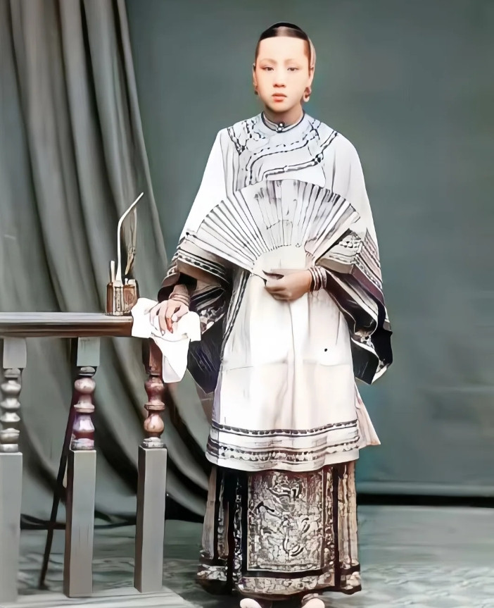 李鸿章最小妾室身高168，颜值堪称天仙