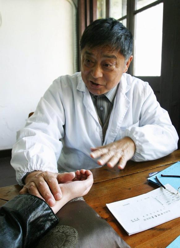 我爸有位中医朋友，一日突发兴致，非要给我把脉。盛情难却，我只好应允。他把完脉后，