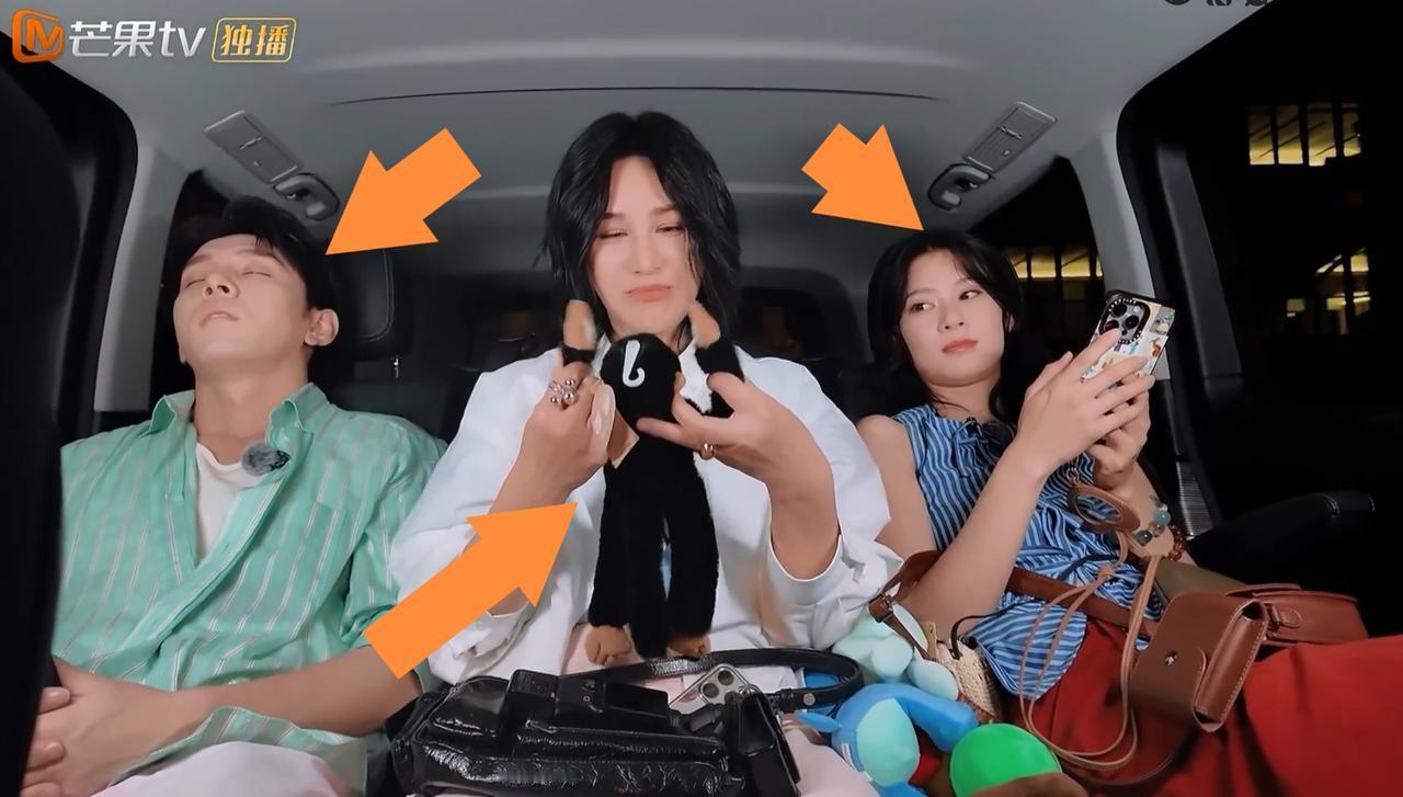 尚雯婕突然说些莫名其妙的话，李佳琦，赵昭仪一脸懵，低头一看，原来尚雯婕在跟