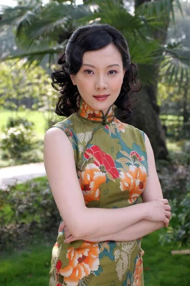 陈数穿旗袍，尽显东方女人的矜持优雅之美。