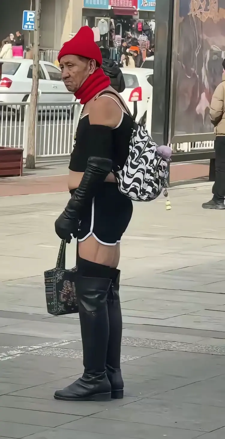 大爷这穿搭也是叫人无语了！