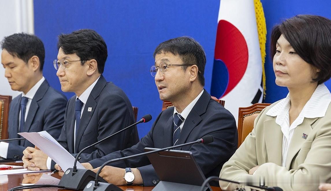 6月16日，韩国共同民主党严厉批评国民力量党就首尔等六地提交选举申诉、推动重选的