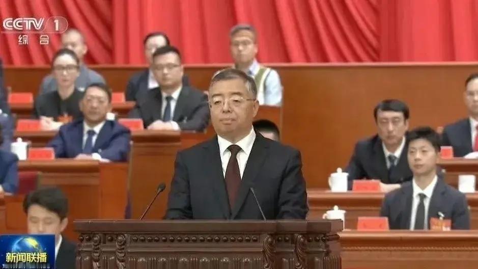 马龙登上新闻联播今晚新闻联播，全国青联大会上看到龙队了，穿着西装真的太周正了！龙