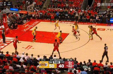 季后赛赛场的父子连线！詹姆斯推反击送出空接，布朗尼空中接球拉杆上篮，完成精彩