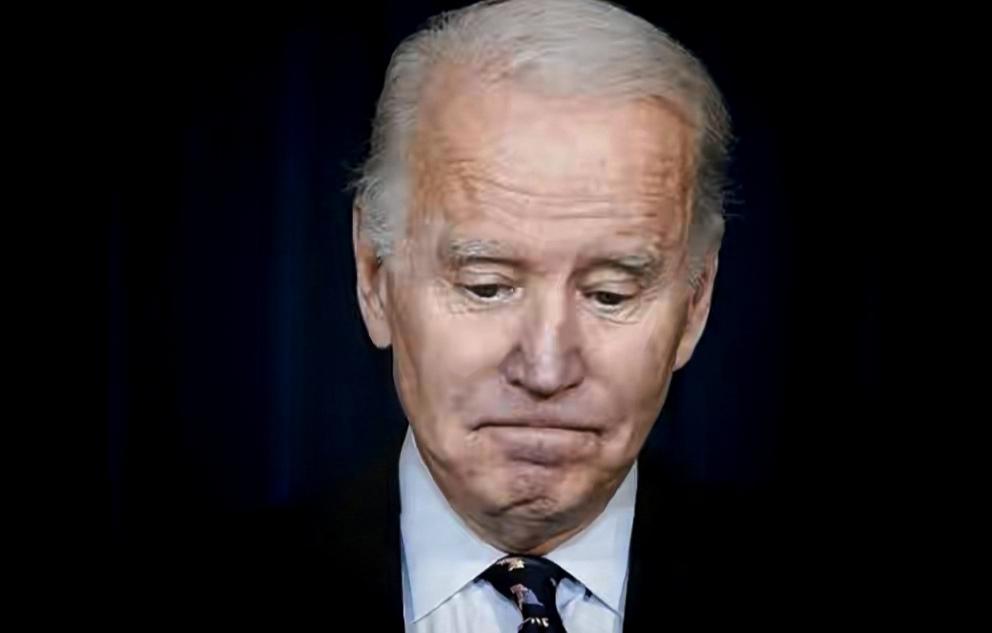 忍着强烈癌痛，拜登当着所有人的面，给中国送了一份“对决书”。2025年12月18