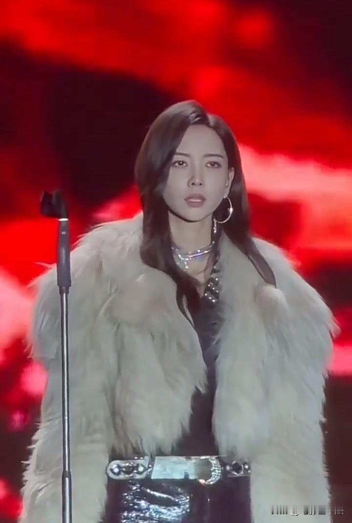 于文文在演唱会唱歌时突然晕倒，原因无非如下5个：一是女明星普遍偏瘦可能低血糖;二