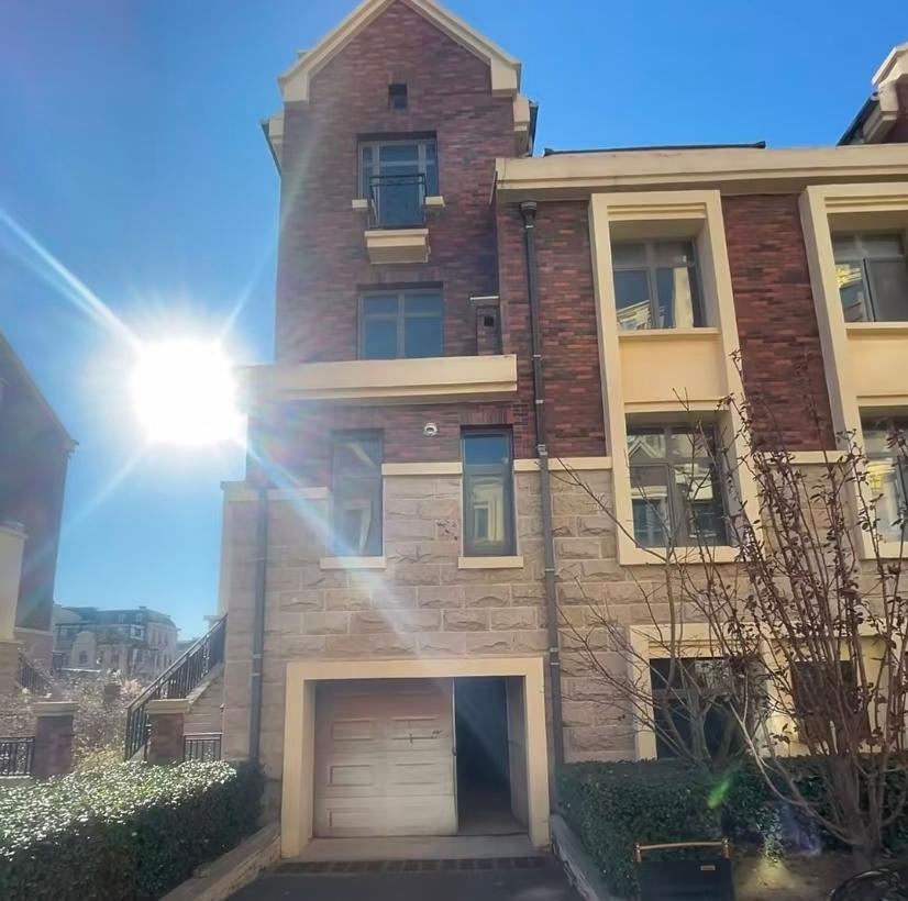 朋友在天津武清的一栋别墅里当陪读每年工资到手12万，住家，每月休息2天，负