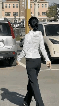 这美女是恒大歌舞团出来的吧？连走路都带有舞蹈的影子！
