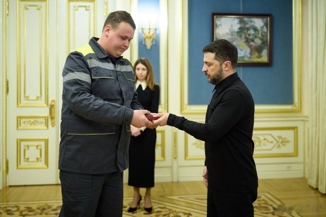 ⚡️泽连斯基表彰乌克兰电力系统维护团队这些乌克兰的英雄每当俄罗斯导