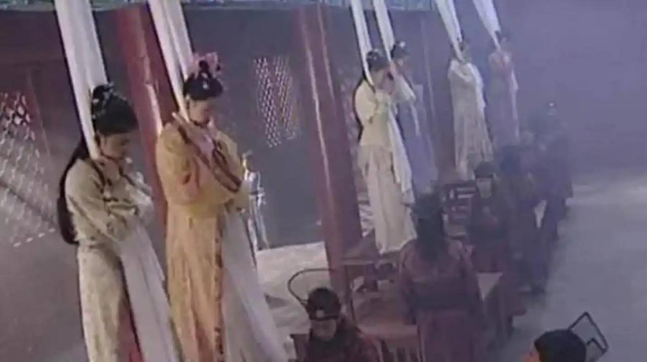 古代白绫赐死痛苦吗？为什么有的妃子不选毒酒选白绫？一条三尺白绫，三十多个妃子