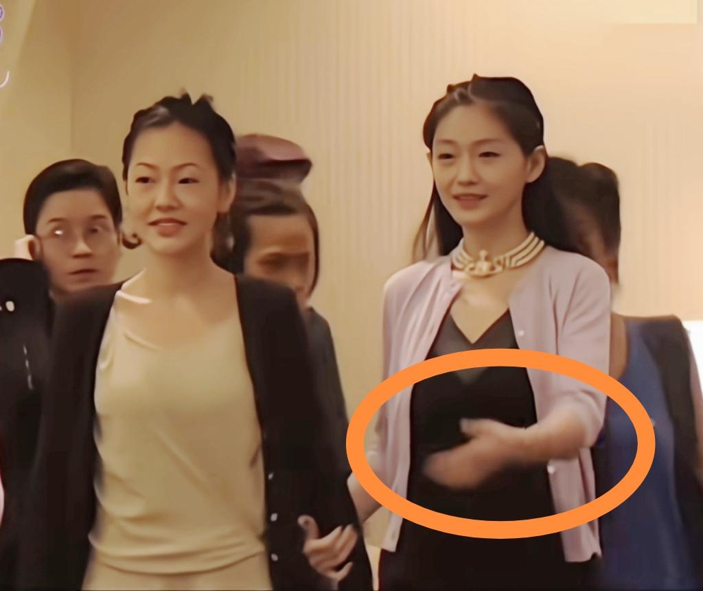 大S生前真的特别宠爱妹妹小S，很多小细节都能看出，她是个暖心又周到的好姐姐。