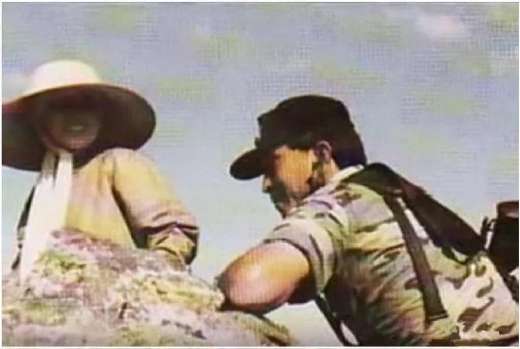 诗丽吉王后和保镖情人爬过山，她看着他一脸笑盈盈。当然，大树下的情人保镖，望向她的