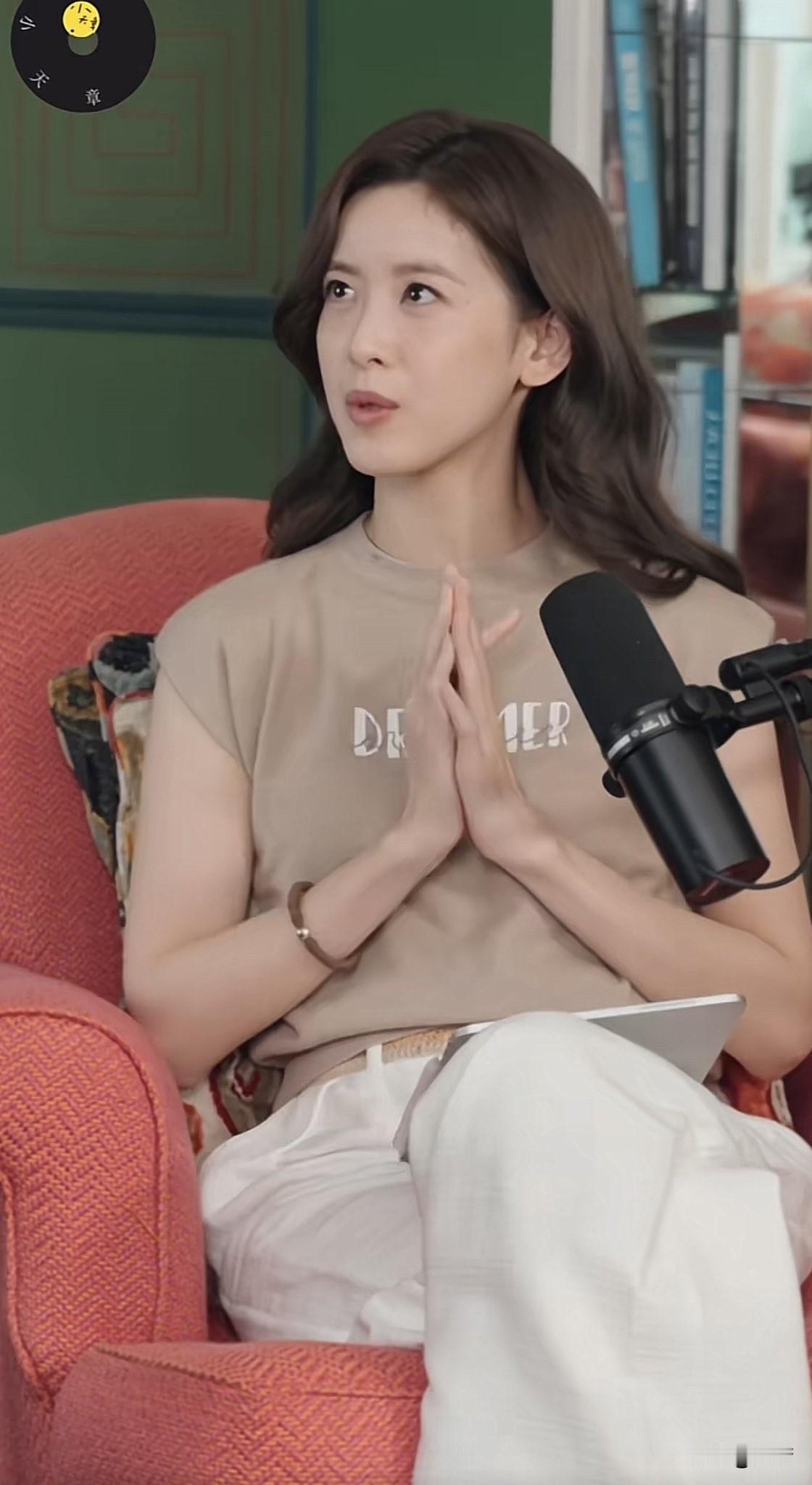 章泽天搞了个播客叫《小天章》，第一期就把刘嘉玲请来了，说实话，这开局真挺让人意外