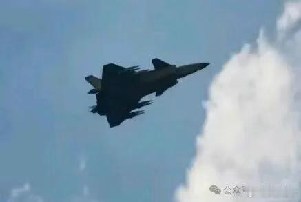歼20野兽模式亮相，击败F22的英雄机型停产？太魔幻了！2025年9月，网络上出