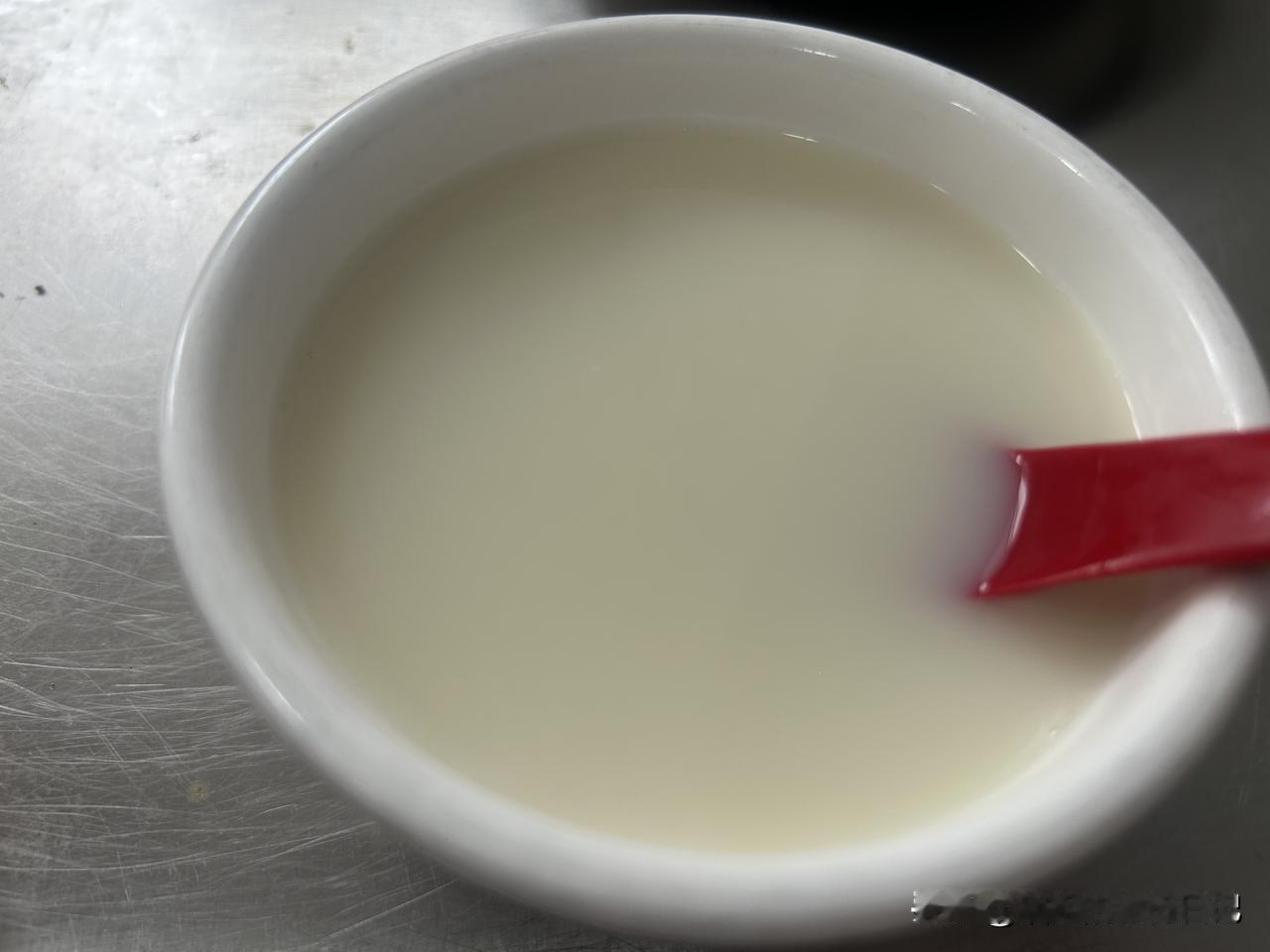 带着83岁妈妈旅居弥勒的第20天！弥勒的早餐，我这碗小锅鲜肉米线是7元，配的素
