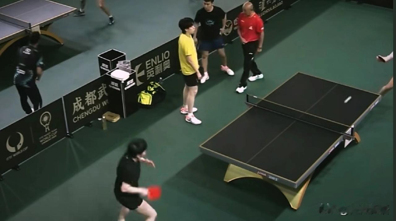 莎莎和楚钦已经开始练球了。在前面的比赛中中国队是取得了五连胜，一会儿中国队将对