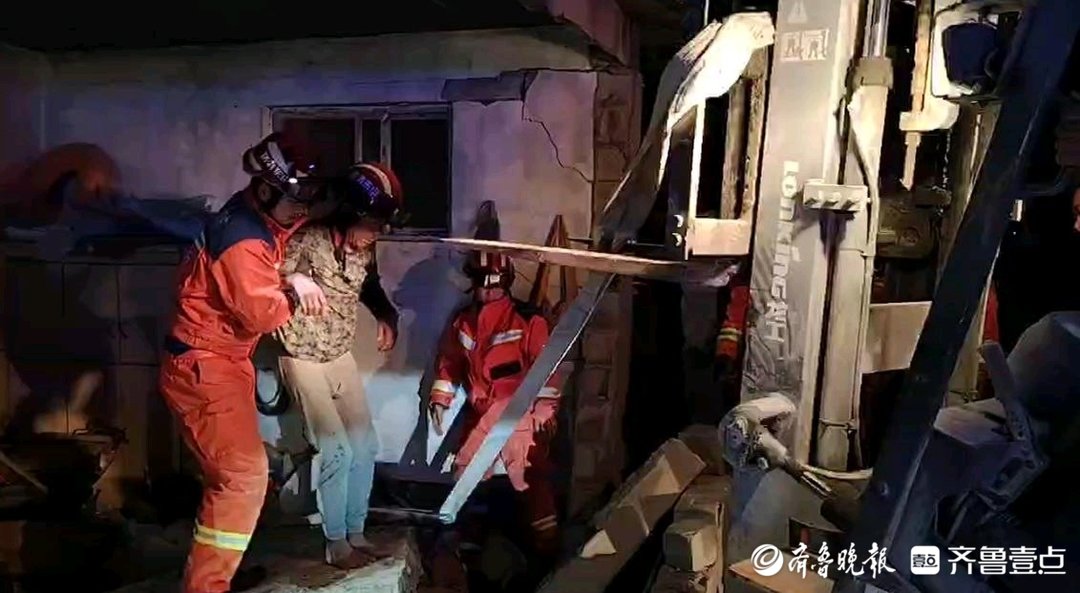 半挂车撞塌民房惊险救援！消防员成功救出被困六旬老人
