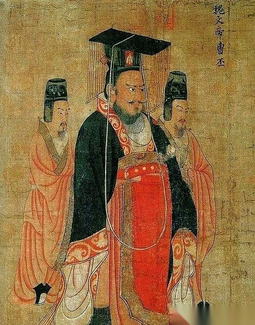 曹丕这辈子最破防的瞬间，绝对不是什么血雨腥风的夺嫡，也不是坐上龙椅的那一刻。而