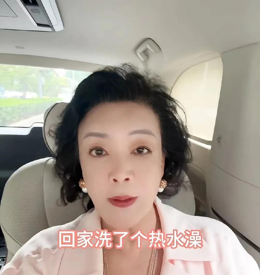 笑某人又跟张兰杠上了！张兰在社交平台上发表感慨：“因果循环，自作自受。”