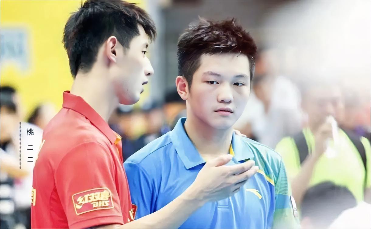 主持人问张继科:“在国乒队里，你有交心的朋友吗？”张继科说:“我这个人呢，其实不