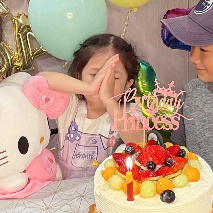 钟嘉欣给小女儿Anika庆祝三岁生日🎂🎈​​​