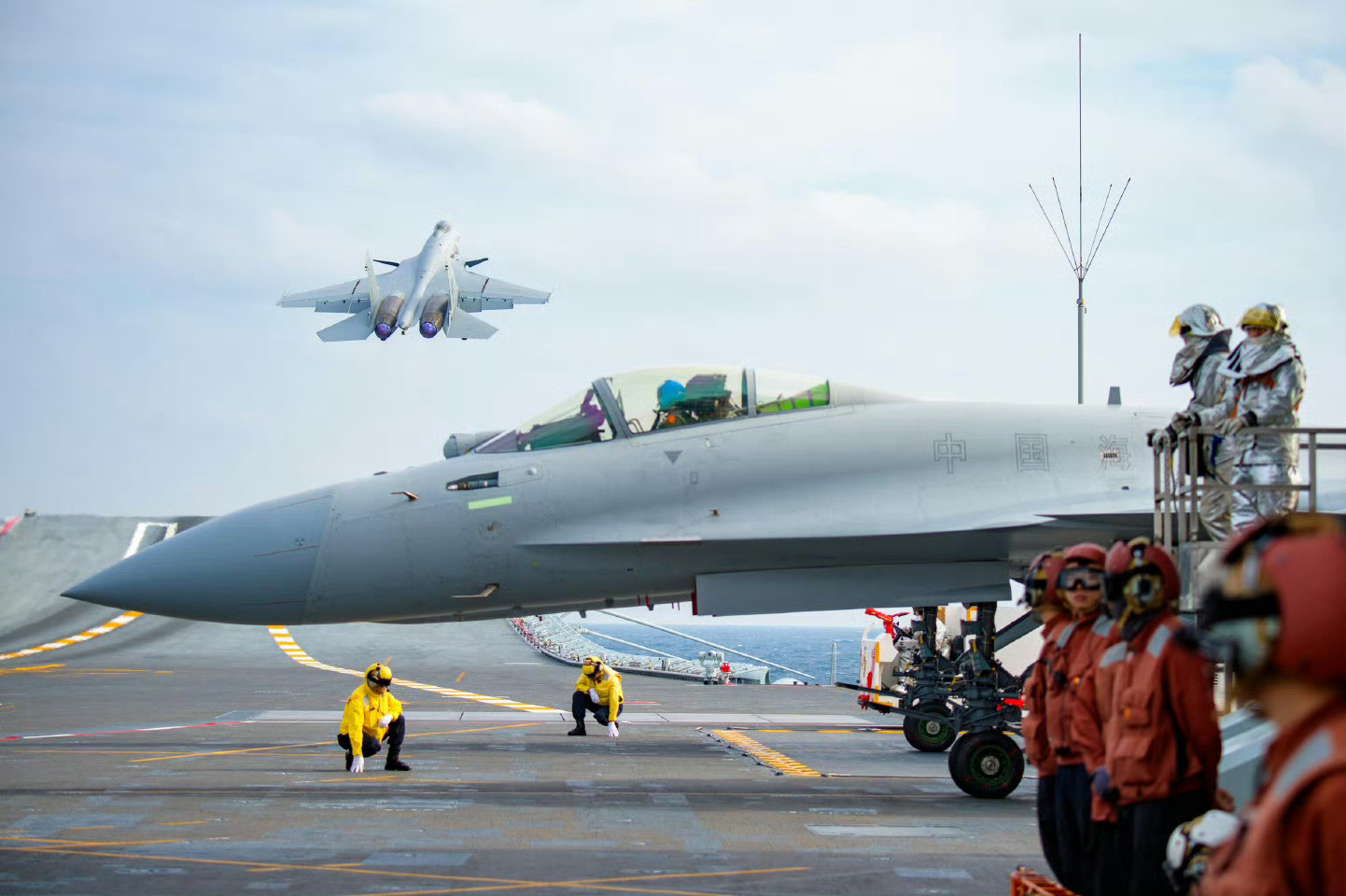 可弹可滑，重型四代半舰载机，帅！