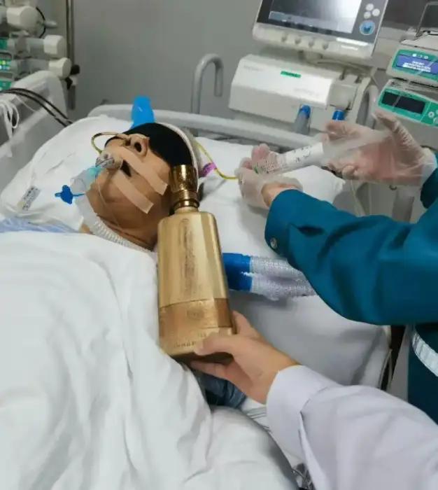 不要乱喝不明物体!”河南郑州,一老人收破烂时,捡了两瓶没有包装的液体,闻到一股酒