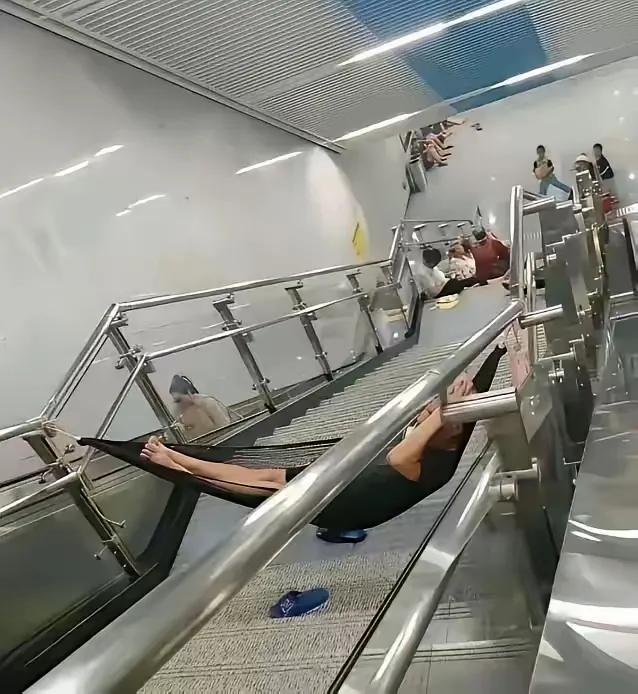瞎胡闹，老人为省空调费地铁站纳凉，有人带充气床人行步梯挂吊床这两天网上传的地铁