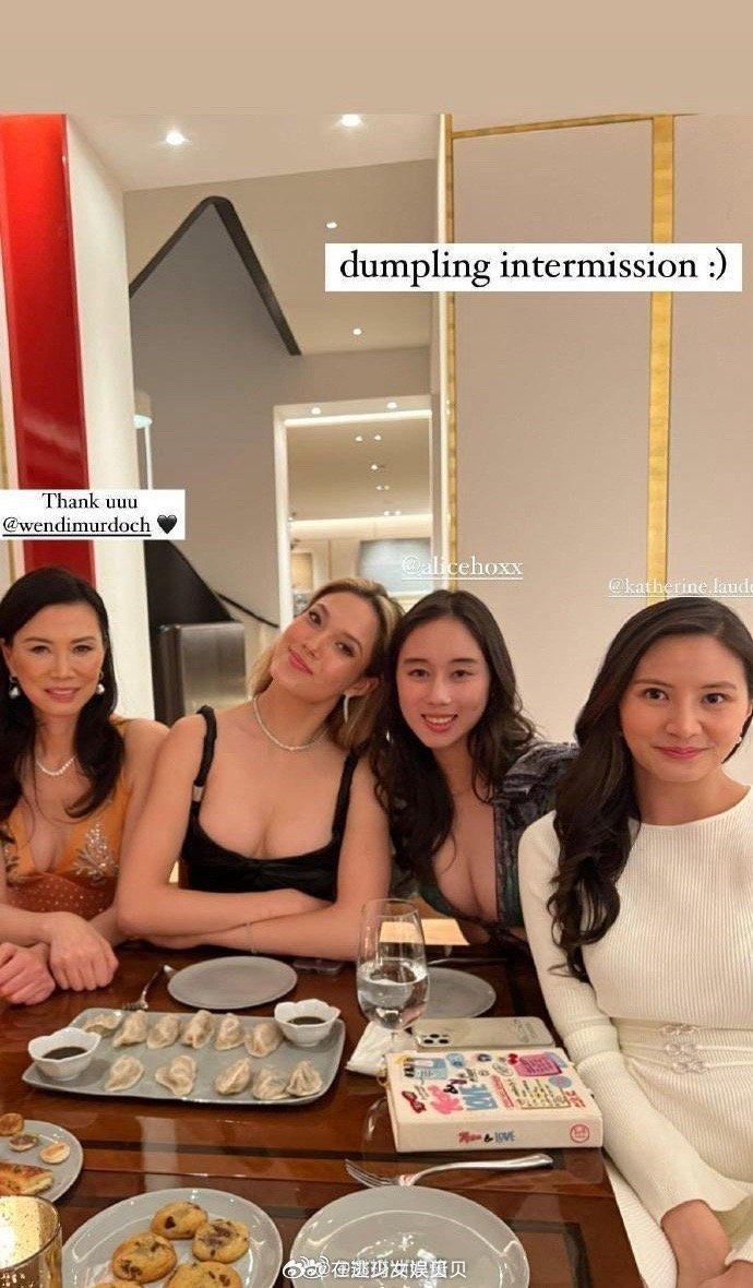 谷爱凌纽约聚会照，她左右分别是传奇女人邓文迪和赌王四房爱女何超欣，还有最右的雅诗