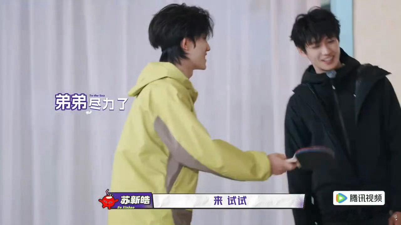 许昕问苏新皓是不是乒乓球校队的这段联动太有意思，苏新皓和许昕的乒乓球回合不断，