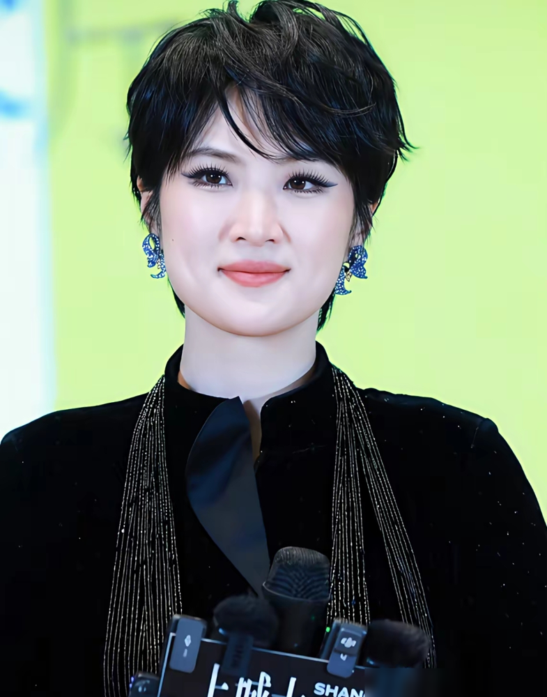姚安娜的长相，终于有人说到点子上了。她确实不属于那种惊艳的大美人，五官拆开看，甚至有些普通，但组合起