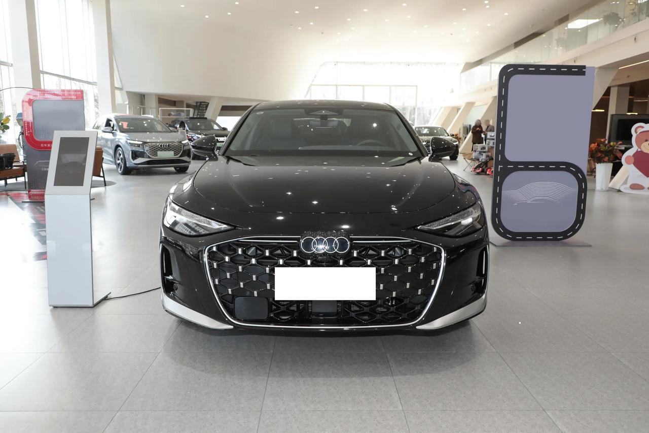 全新A6L这次轴距拉到3066mm，后排腿部空间大幅提升，直面宝马5系、奔驰E级