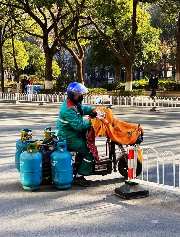 人是忙点好，还是闲点好，这真是个让人纠结的问题。其实人别太闲，一闲下来心就容易乱