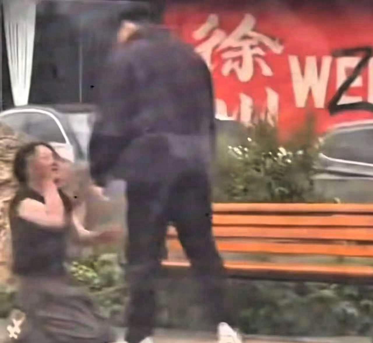 江苏一身材非常好的女子和情人去酒店开房，结果被她老公撞见发现了，事发之后，女子立