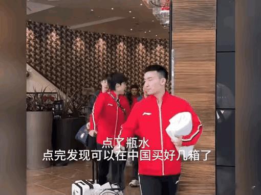 笑死我了！昨天王富贵在酒店点了一瓶水，心疼的叨叨了一路！说:这一瓶水的价格够在