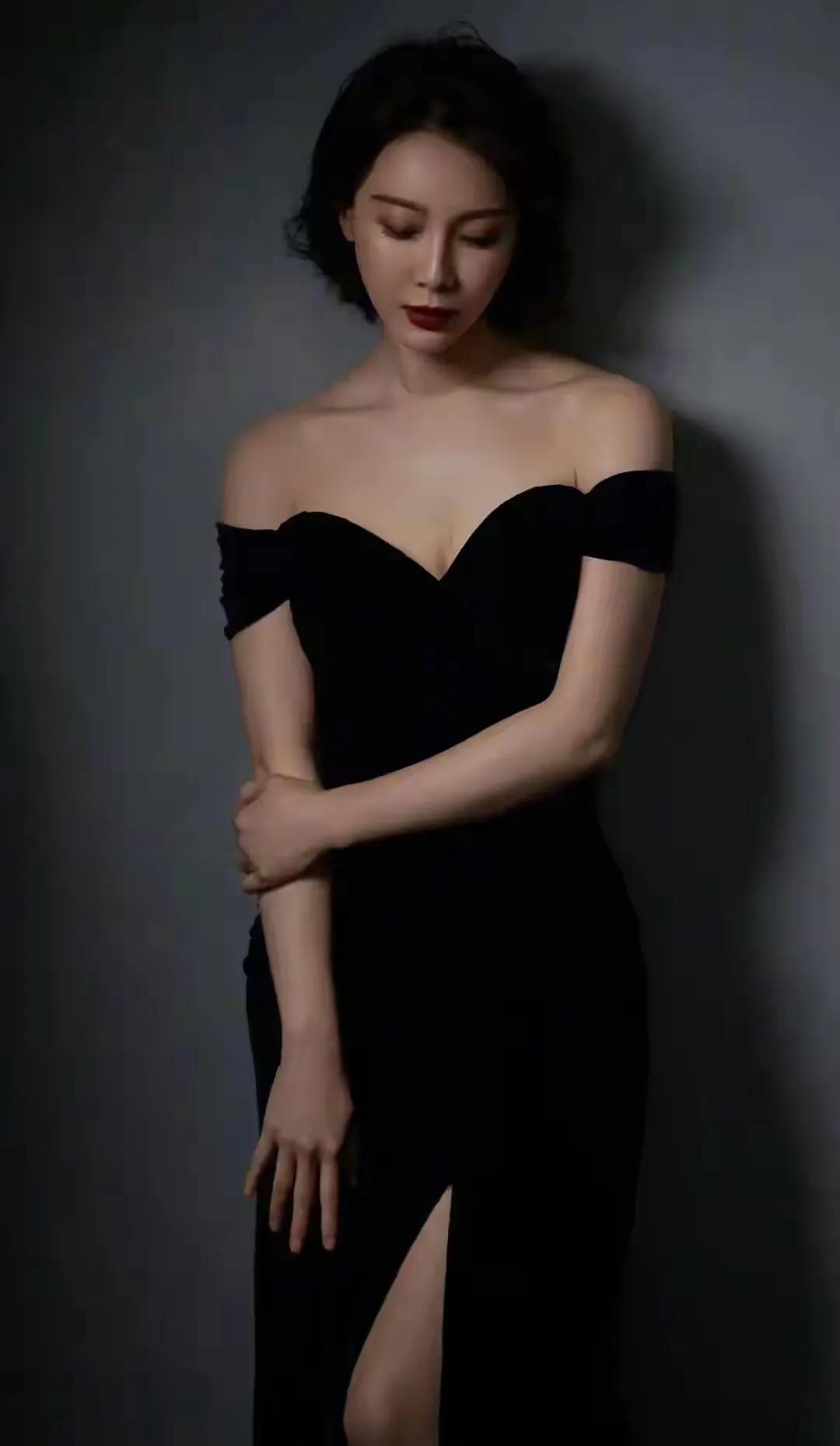 越看越觉得，女人的美从来不是少女感这一种。看陈数这身黑色一字肩开叉裙，利落短发