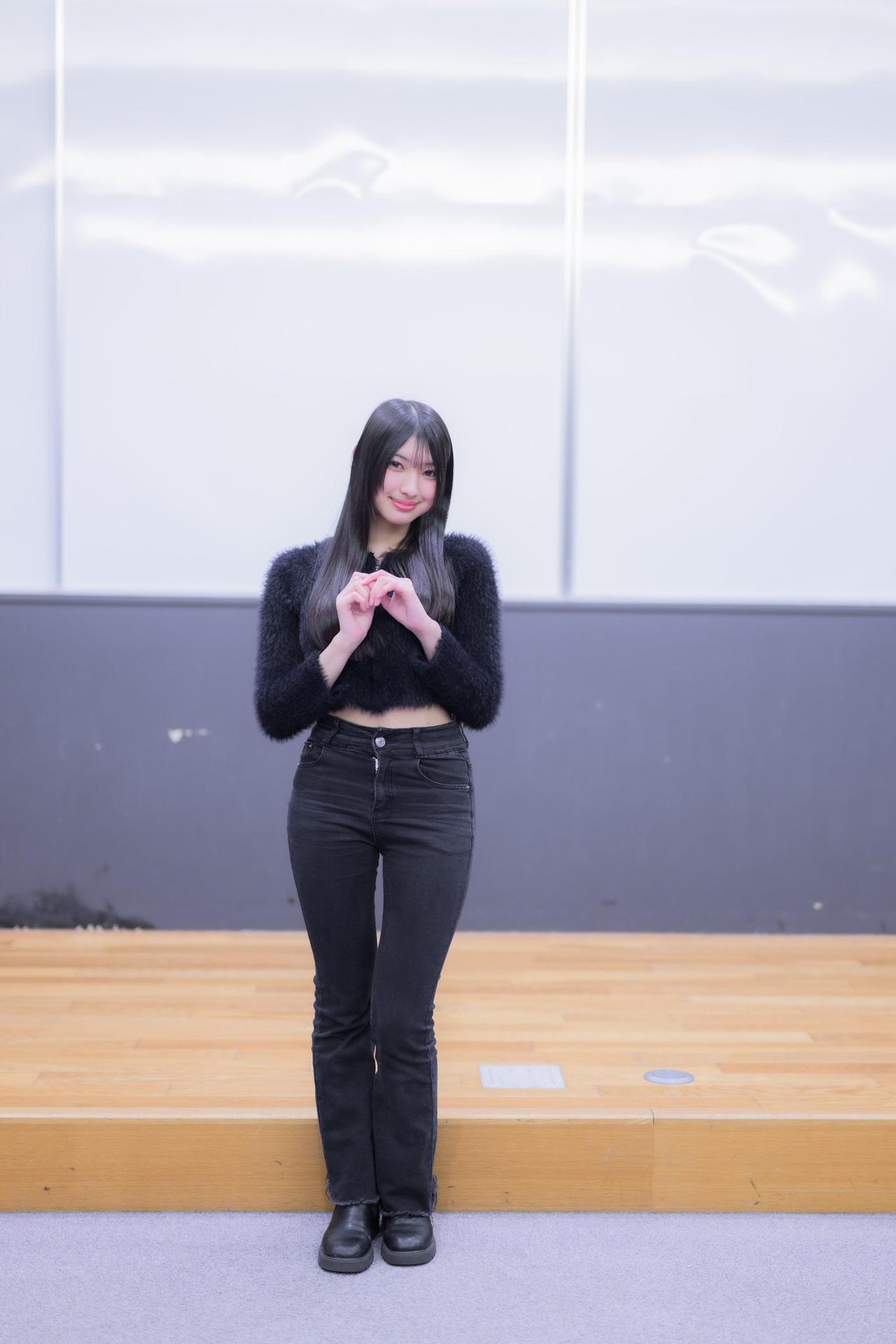 玉人倚栏立，笑语动春心。