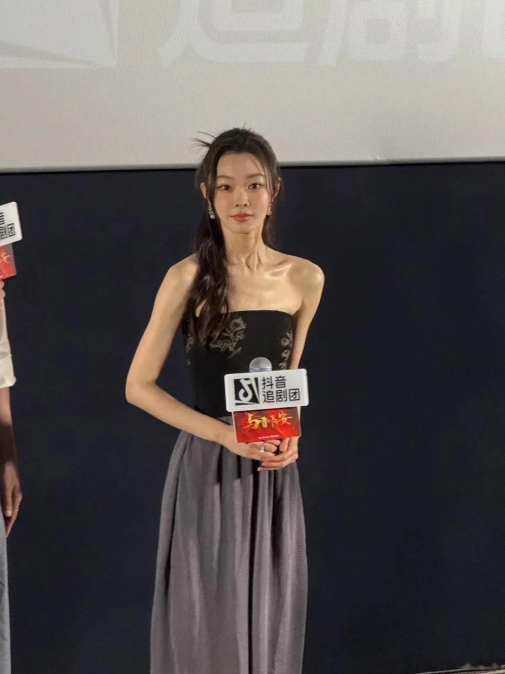 瘦的面相都变了。这也太瘦了把都要脱相了衣服也是扬短避长，但是还是好看的头发也是多
