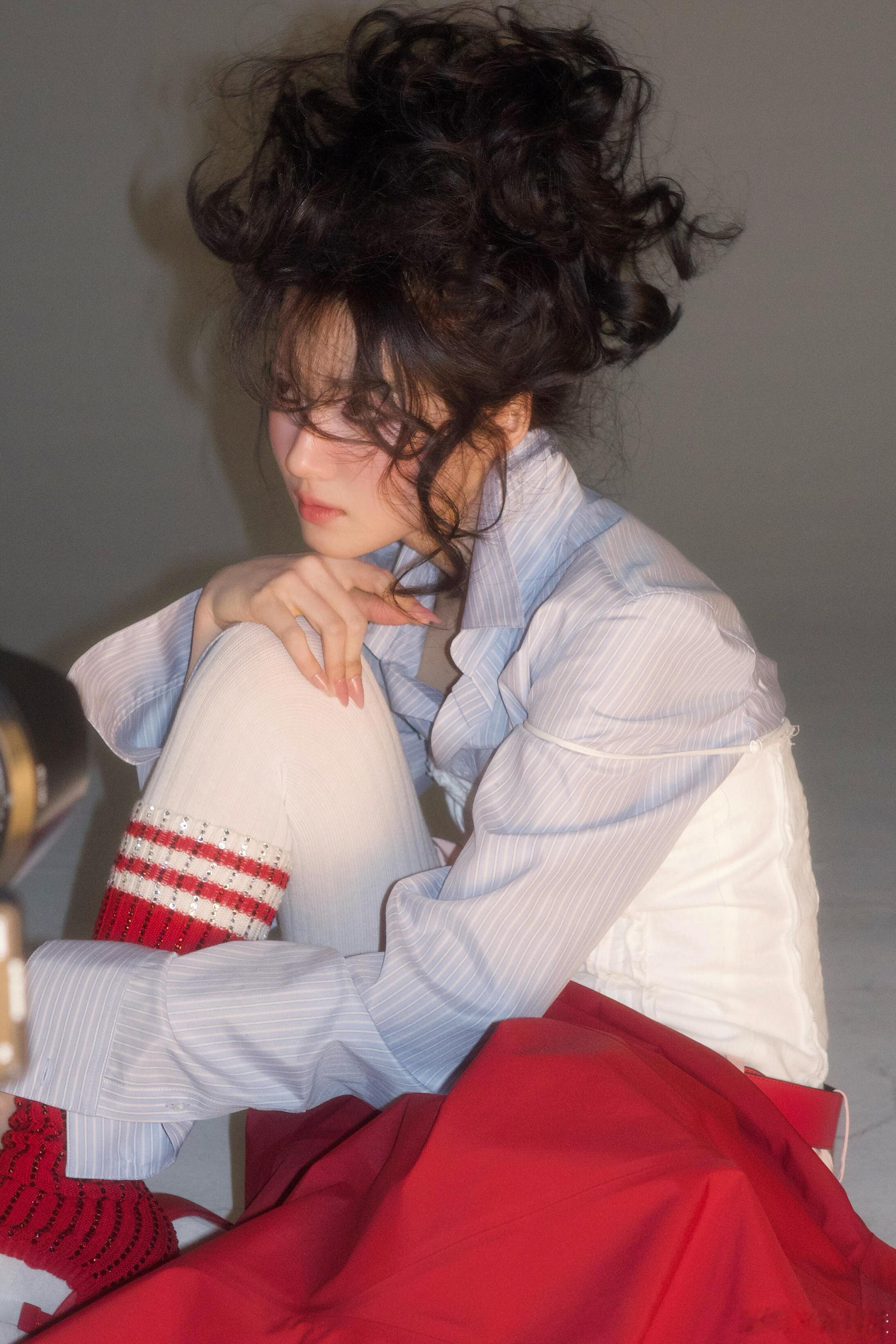 卢昱晓这是卢昱晓？这是卢昱晓！好喜欢！每次杂志的造型都有新惊喜[扁嘴]卢