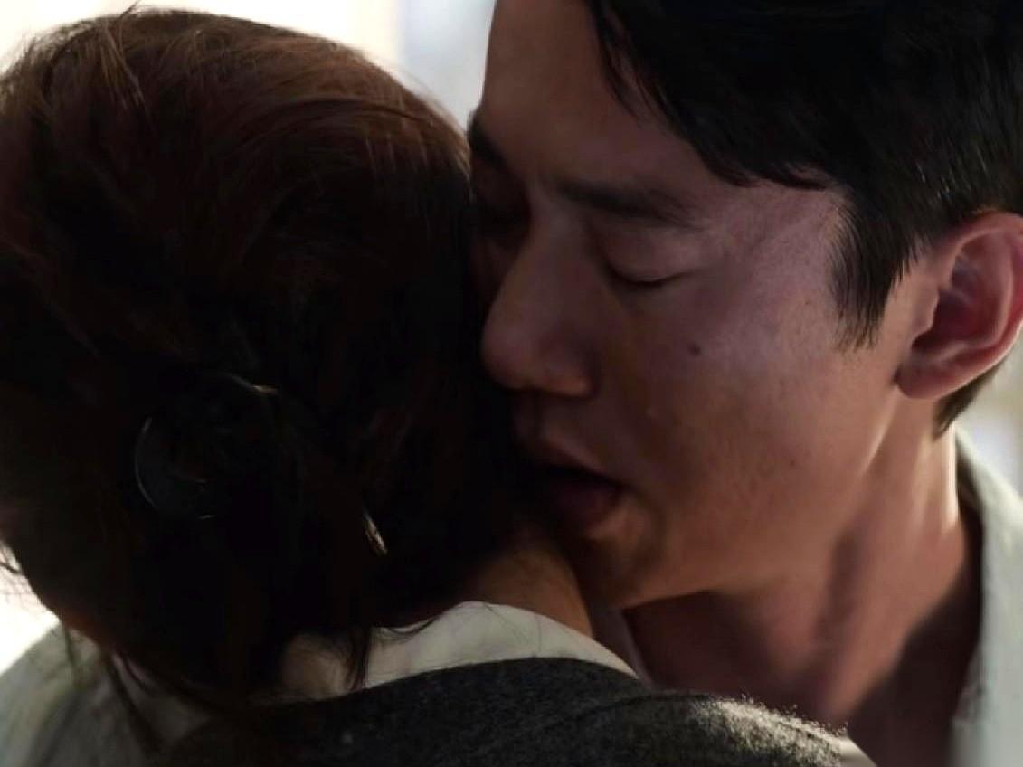 孙俪那部《危险关系》，有个镜头我看到后背发凉。颜玲带着满腔的信任，一头扑进罗医