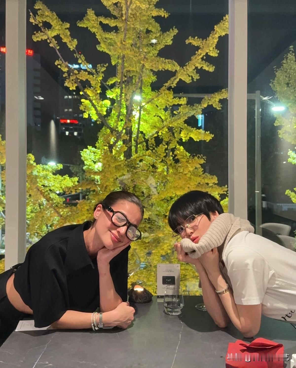 15日，演员宋慧乔在个人Instagram上上传了照片。公开的照片中，宋慧乔和安