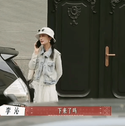 李沁张晚意隔着门打电话李沁张晚意你们两个[捂脸哭][捂脸哭][捂脸哭]怎么这么搞笑啊！