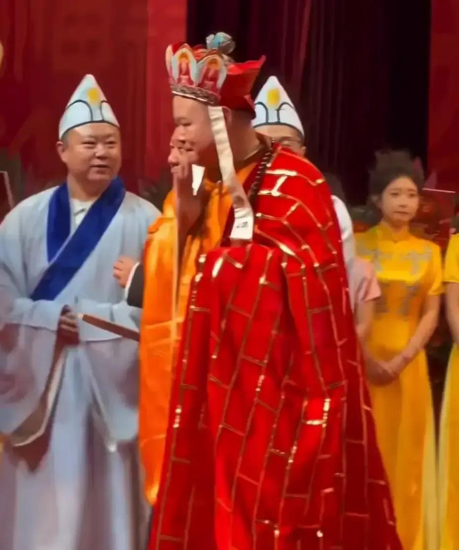 谁还骂德云社吃老本？岳云鹏一登台，直接把相声的“说学逗唱”撕了。2023纲丝