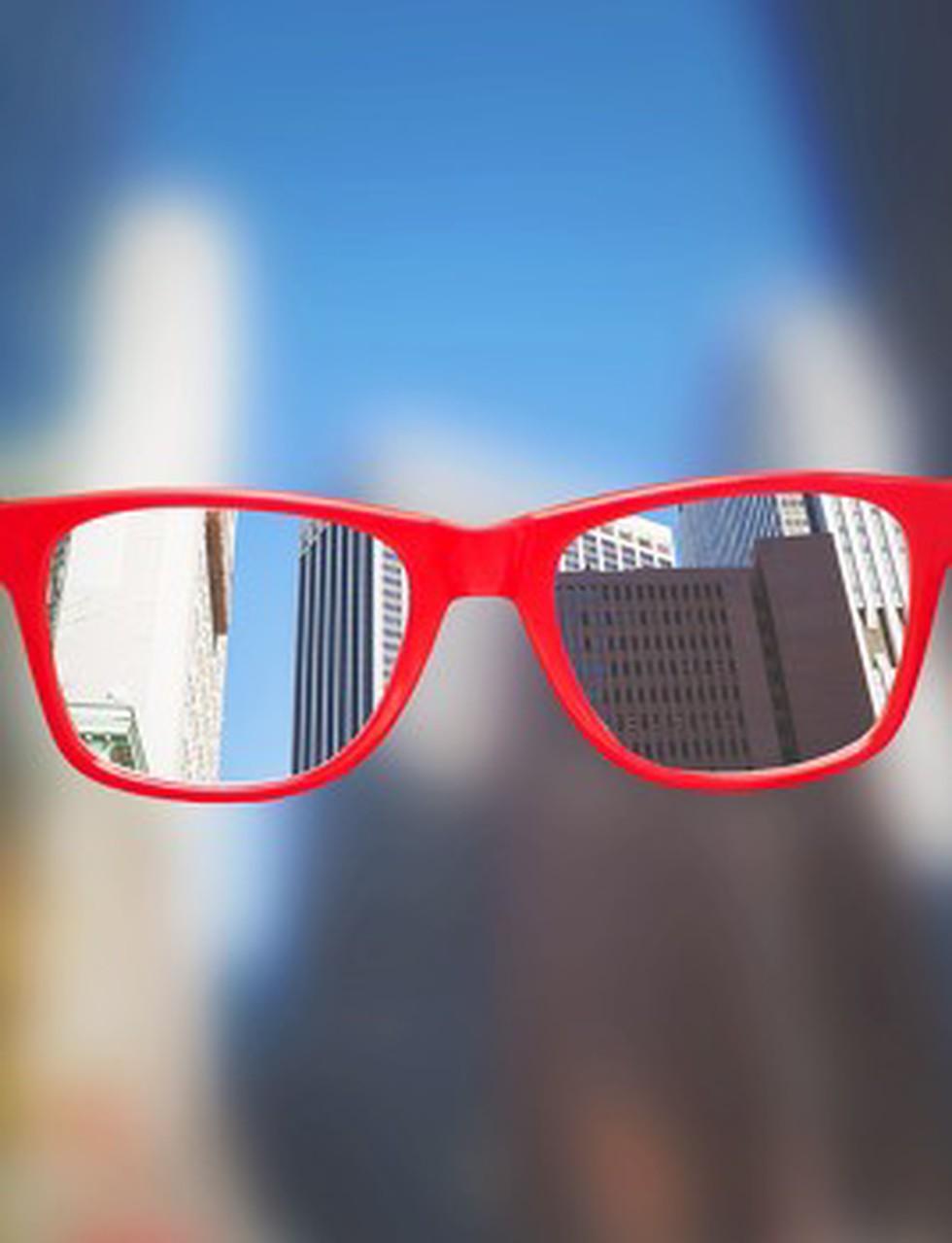 高度近视曾引发过哪些趣事呢？我先来讲一个。我有个朋友，近视度数高达800多度。有