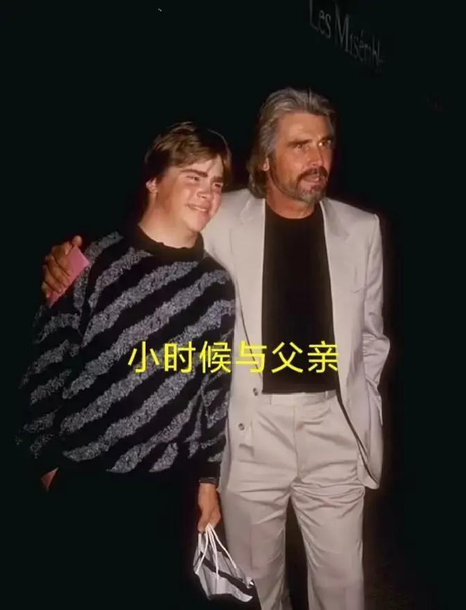 这事我刷到的时候手都停了。一张街头照。一个人在路边翻垃圾找吃的，头发乱成