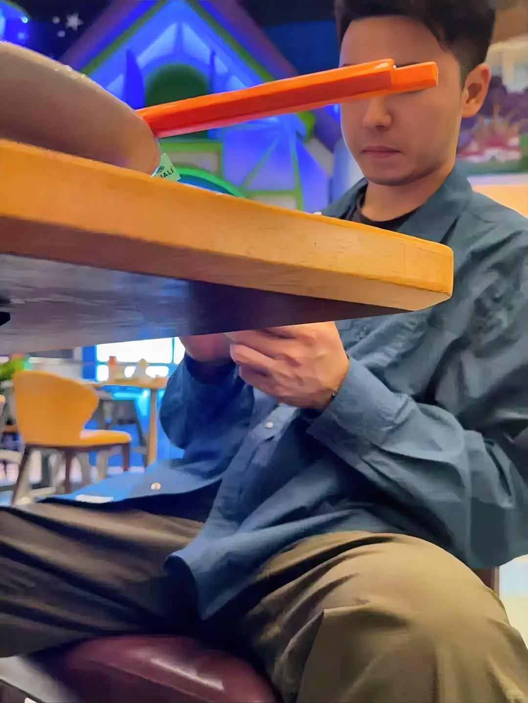 一学中医的男子去相亲，结果女方特别满意，见面吃完饭和女孩一起牵手逛街，无意中摸到