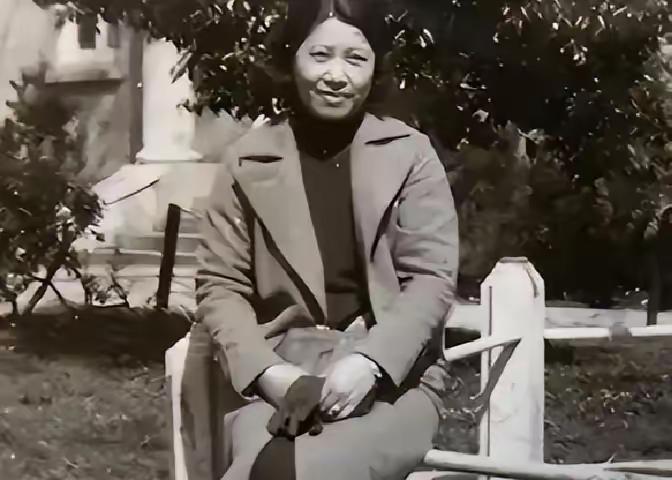 1951年，29岁的王化琴被押上行刑台，行刑前，她拼尽全力喊出康乃尔三个字，在场
